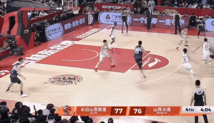 世界杯高清播放平台-姜伟泽面对4人包夹，强硬突破跳投拿下2分